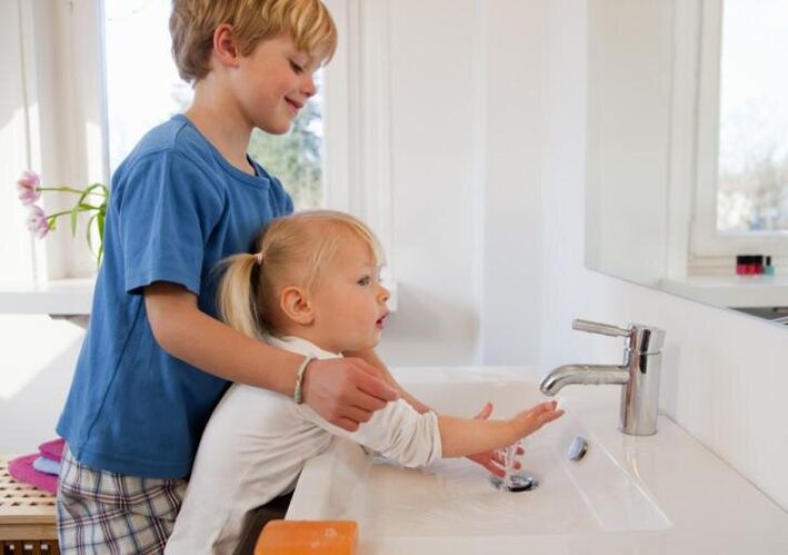 Od zgodnjega otroštva je treba otroka seznaniti s pravili osebne higiene. 